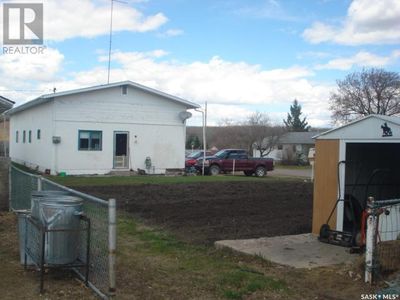 520 Main St, Home with 5 bedrooms, 2 bathrooms and null parking in Sturgis SK | Image 3