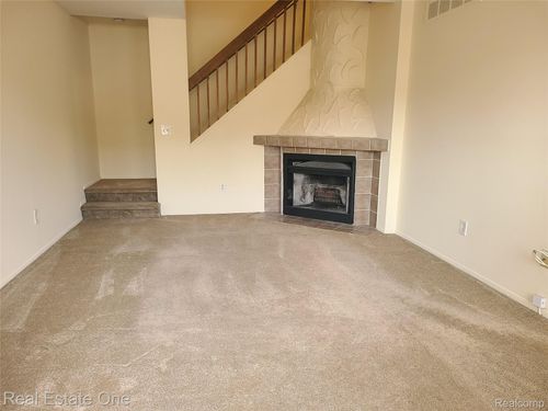 90-38872 Country Cir, Farmington Hills, MI, 48331-1025 | Card Image