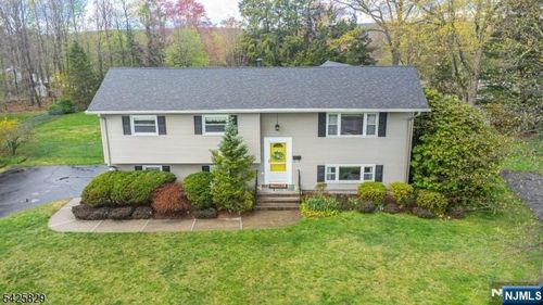 12 Henry St, Succasunna, NJ, 07876-1115 | Card Image