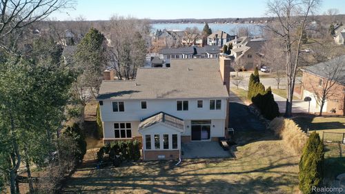 1079 Forest Bay Dr, Waterford, MI, 48328-4286 | Card Image