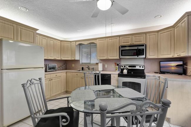 10088 Shadywood Pl, Condo with 2 bedrooms, 2 bathrooms and null parking in Boynton Beach FL | Image 4