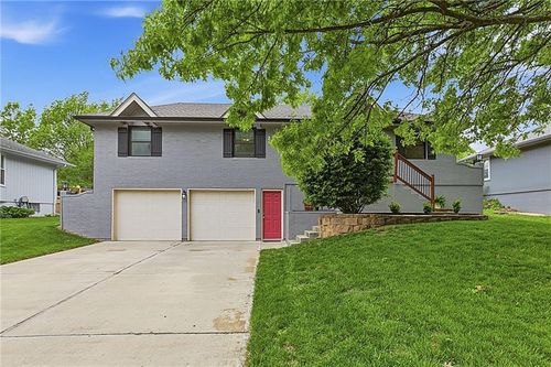 1128 Ne Westwind Dr, Lee's Summit, MO, 64086-6765 | Card Image
