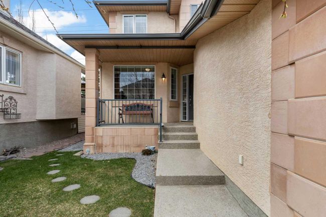 163 Strathridge Place Sw, Home with 3 bedrooms, 3 bathrooms and 4 parking in Calgary AB | Image 3