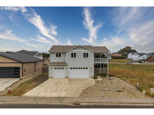 3145 Periwinkle Ln, Bandon, OR, 97411-8871 | Card Image
