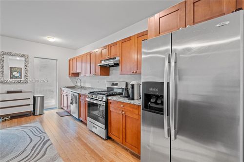 n9-7950 Tatum Waterway Dr, Miami Beach, FL, 33141 | Card Image