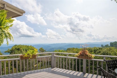200 Longview Dr, Blowing Rock, NC, 28605-9524 | Card Image