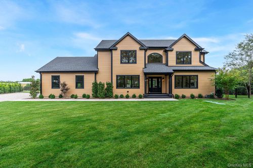 22 Tuthills Ln, Riverhead, NY, 11901-5521 | Card Image