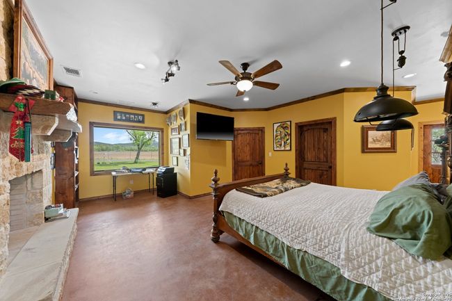 1065 B &Amp; R, Home with 3 bedrooms, 3 bathrooms and null parking in Utopia TX | Image 19