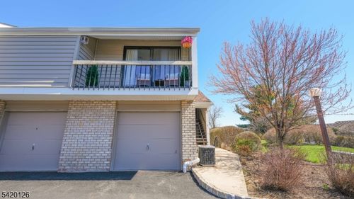 2 Crossway, Clinton, NJ, 08809-1107 | Card Image