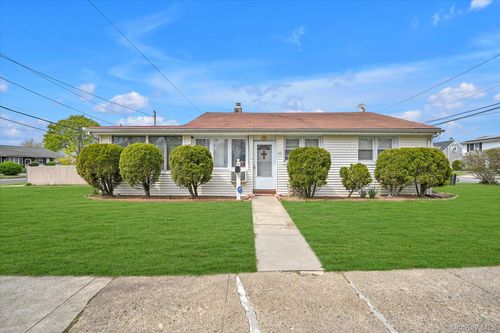 62 Wood Ln, Valley Stream, NY, 11581-2648 | Card Image