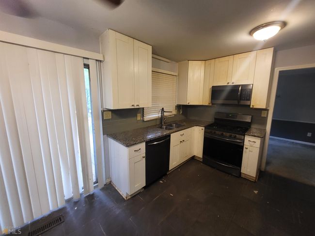 4051 Glenda Dr, House other with 3 bedrooms, 3 bathrooms and 2 parking in College Park GA | Image 9
