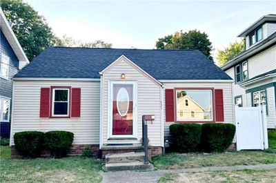 View of front of house featuring a front yard | Image 1