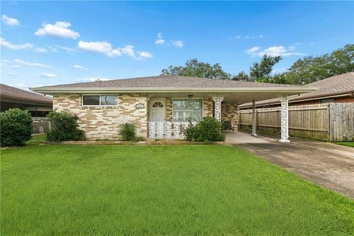 2121 Charles Dr, Chalmette, LA, 70043-5605 | Card Image