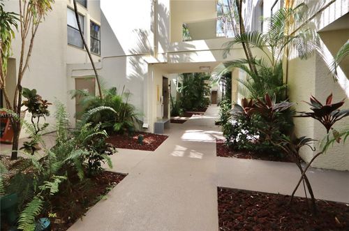 104-4-20350 W Country Club Dr, Aventura, FL, 33180 | Card Image