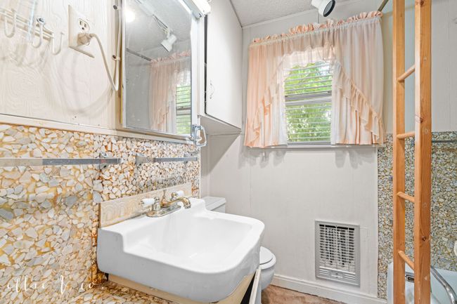 Back Bathroom | Image 24