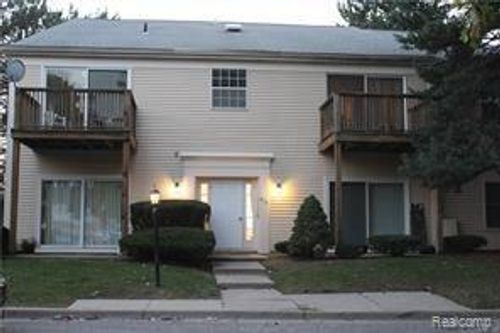 910 Chestnut Hill Dr, Auburn Hills, MI, 48326-3666 | Card Image