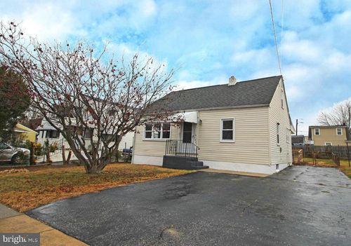 1327 Chestnut Street, MARCUS HOOK, PA, 19061 | Card Image