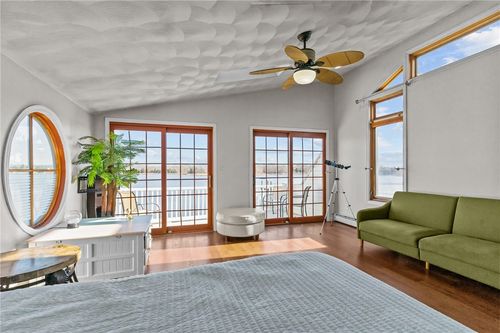 99 Smith St, Bristol, RI, 02809-4533 | Card Image