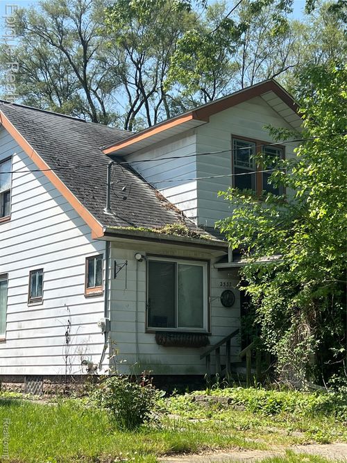 2537 Swayze St, Flint, MI, 48503-3352 | Card Image