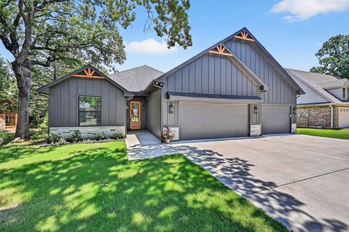 211 Comanche Dr, Lake Kiowa, TX, 76240-9552 | Card Image