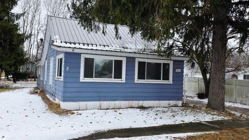 321 S 4th St, Edmore, MI, 48829-8377 | Card Image