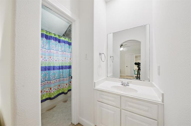 jack-n-jill bathroom connecting 2 bedrooms | Image 33