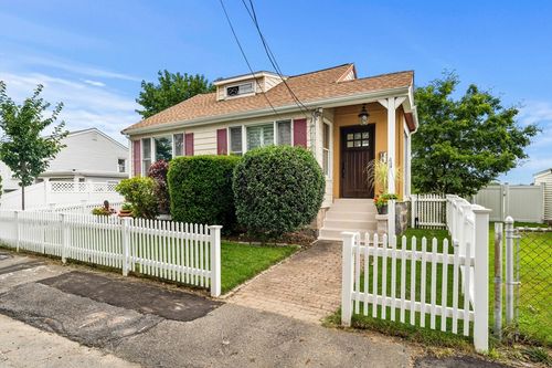 20 Lind St, Quincy, MA, 02169-3924 | Card Image