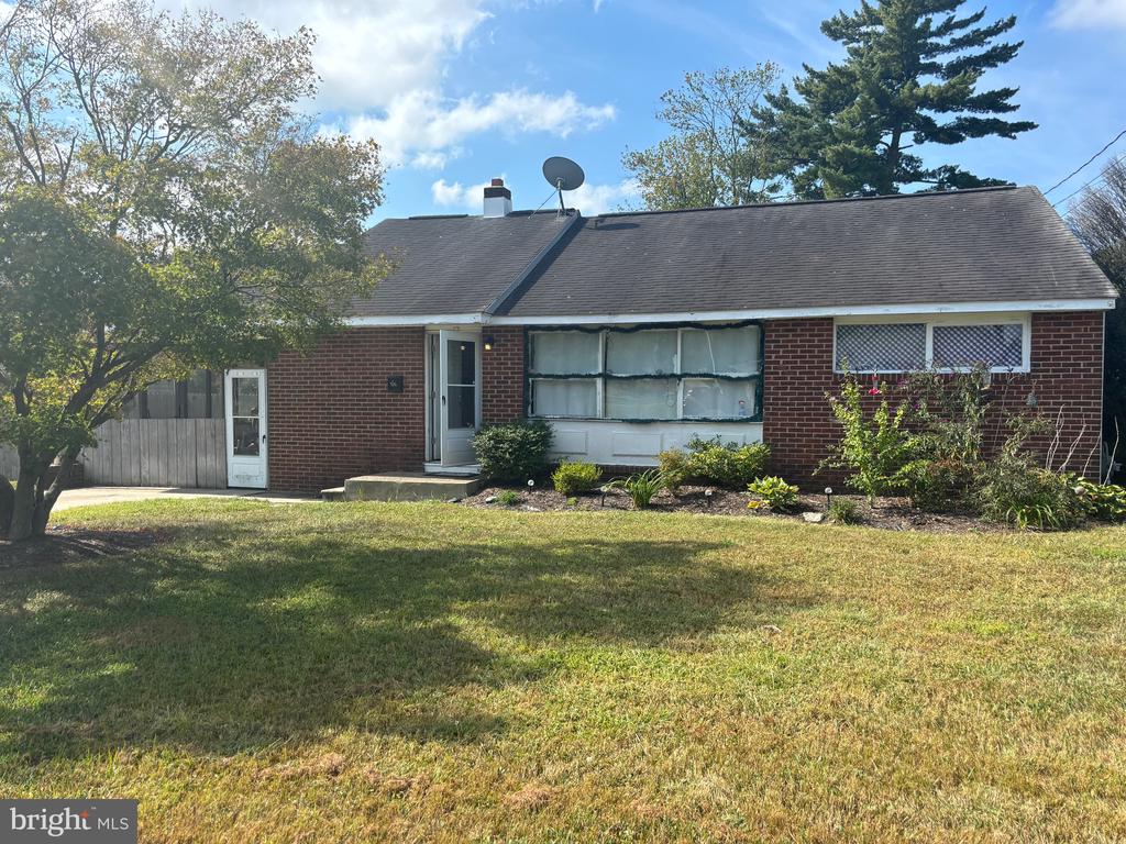 Holly Dr, West Deptford, NJ 08096