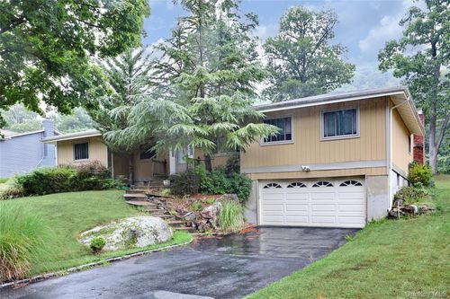 33 Palisades Ct, Pomona, NY, 10970-2705 | Card Image