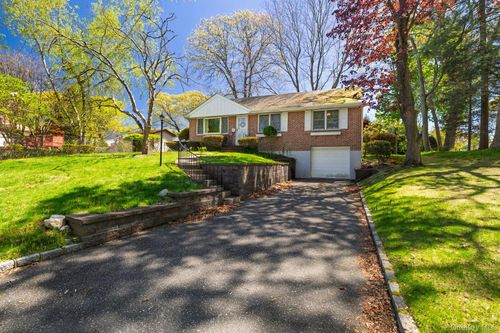 9 Gold St, Kings Park, NY, 11754-1505 | Card Image