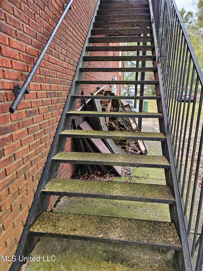 PR Exterior stairs with debris | Image 36