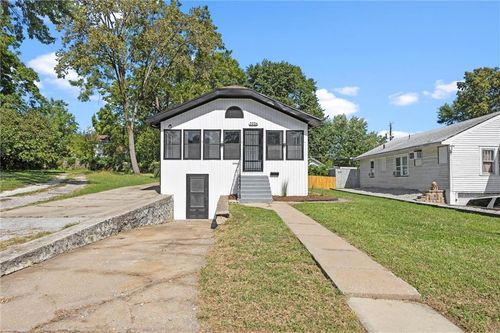 2226 E 70th Ter, Kansas City, MO, 64132-1549 | Card Image