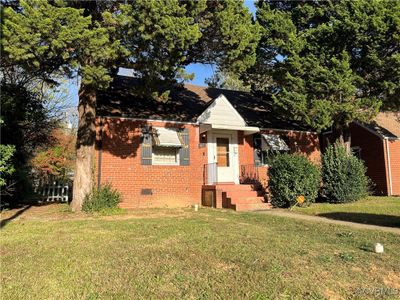 Bungalow with a front yard | Image 1