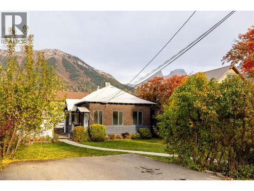 761 4th Ave, Fernie, BC, V0B1M0 | Card Image