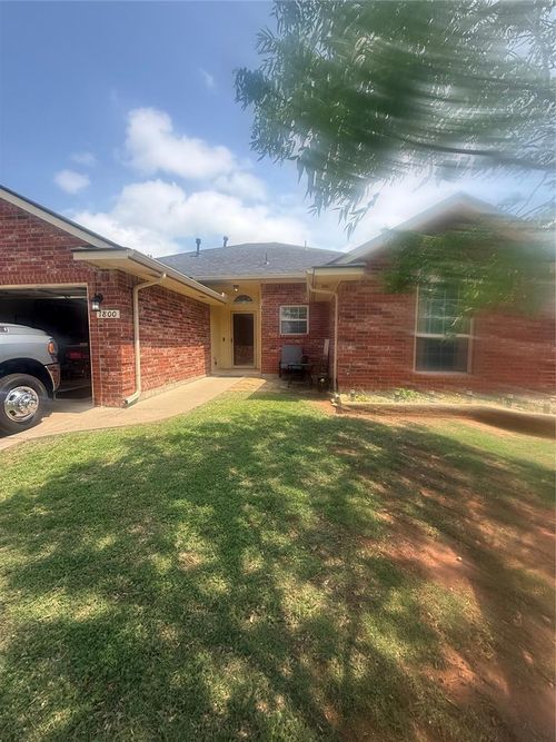 1800 Meadow Run Dr, Moore, OK, 73160-0802 | Card Image