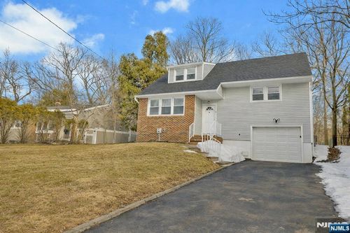 8 Iroquois Ave, Oakland, NJ, 07436-3748 | Card Image