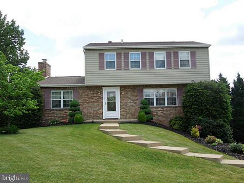18 Rizzi Dr, Irwin, PA, 15642-8901 | Card Image