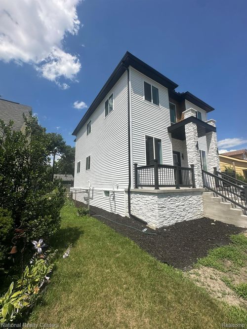 1666 Albany St, Ferndale, MI, 48220-3139 | Card Image
