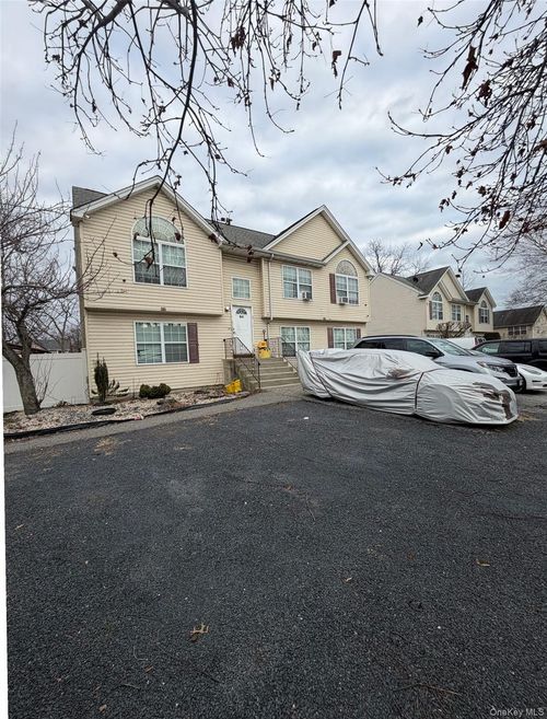 83 3rd Ave, Bay Shore, NY, 11706-6620 | Card Image