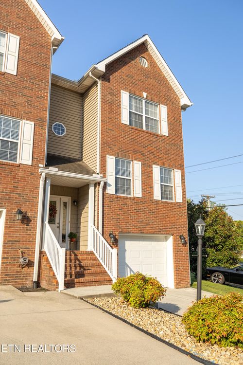 104 Olivia Ln, Maryville, TN, 37804-2911 | Card Image