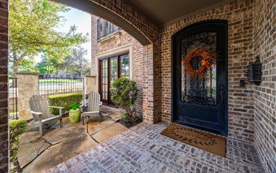 Gated courtyard | Image 3