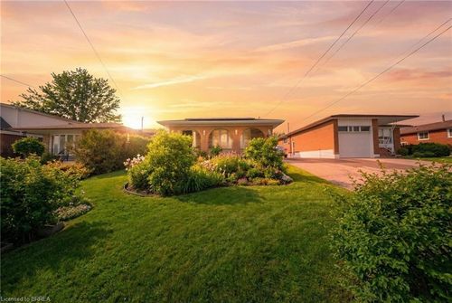 330 E 18th St, Hamilton, ON, L9A4P8 | Card Image