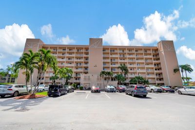 807 - 6866 Huntington Lane, Condo with 2 bedrooms, 2 bathrooms and null parking in Delray Beach FL | Image 1