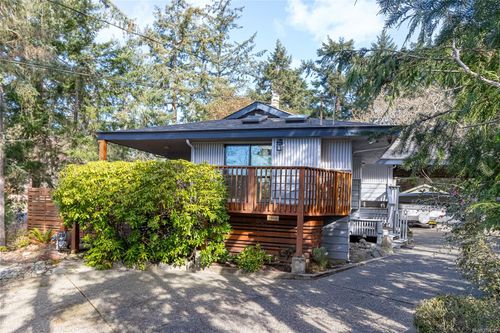 2626 Macdonald Dr E, Saanich, BC, V8N1X9 | Card Image