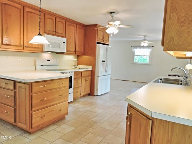 10Kitchen 3 | Image 10