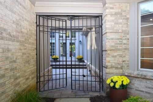 32175 Spruce Ln, Beverly Hills, MI, 48025-3562 | Card Image