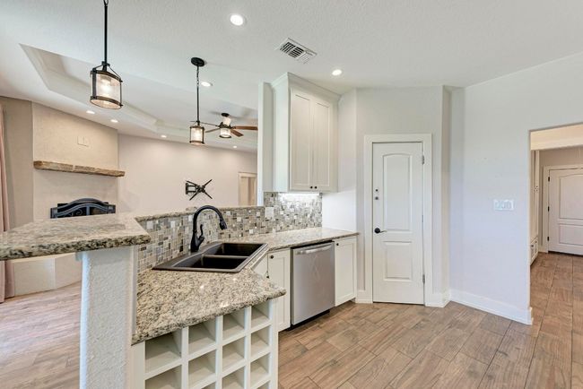 110 Chaumont St, House other with 3 bedrooms, 2 bathrooms and 2 parking in Kingsland TX | Image 13
