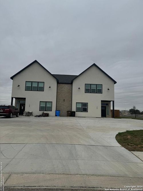 125 Micah Pt, La Vernia, TX, 78121-5029 | Card Image