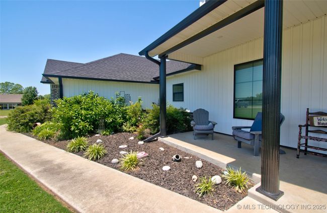 Beautifully landscaped | Image 4