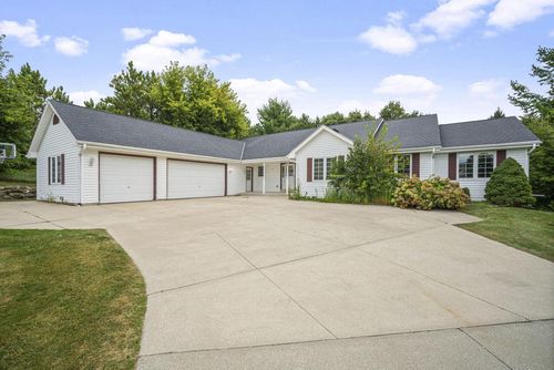 407 Morrissey Drive, North Prairie, WI, 53153 | Card Image